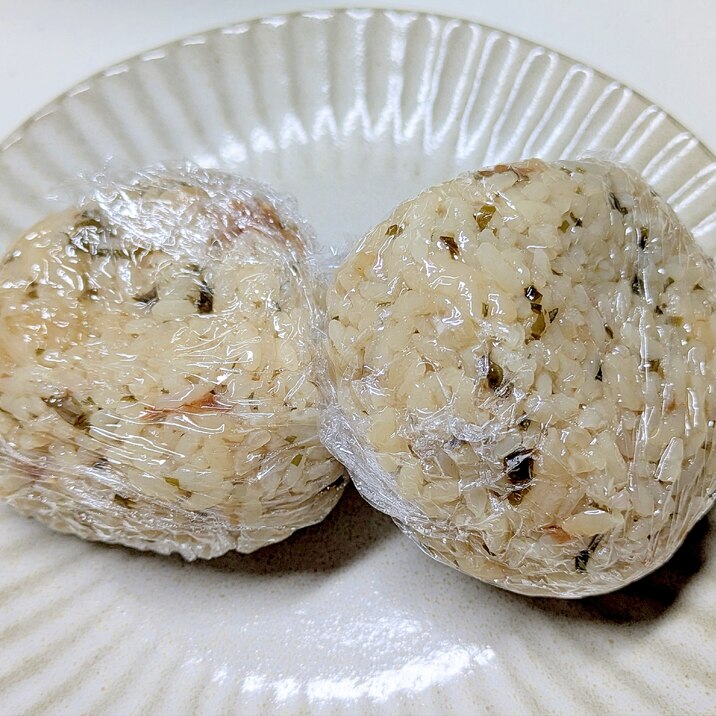 お弁当に!塩昆布と梅干しの炊き込みご飯のおにぎり